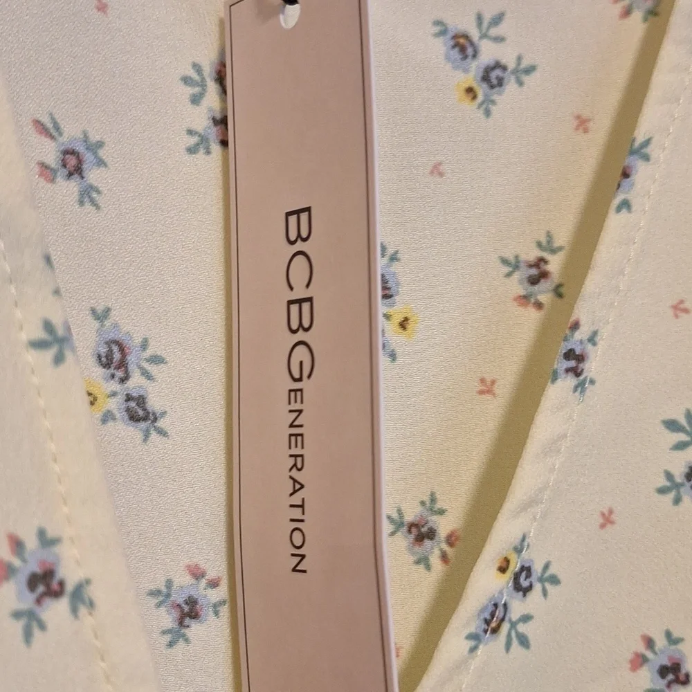 BCBGeneration Ditsy Floral , Wrap Top size Medium.. NWT - Picture 11 of 12